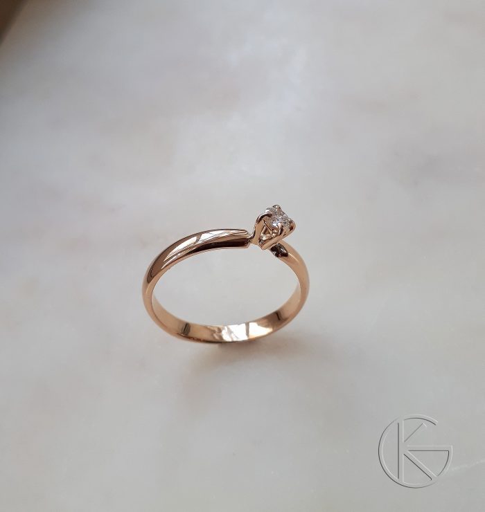 Kullast kihlasõrmus briljandiga