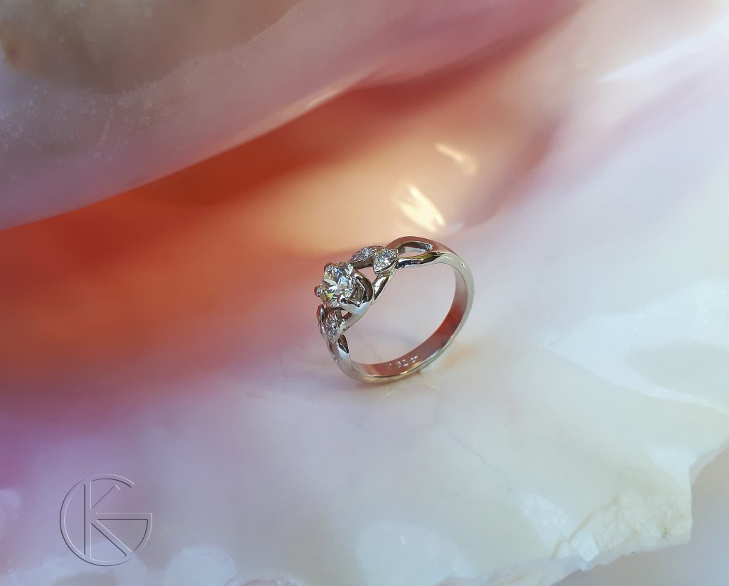 Valgest kullast sõrmus briljantidega 0,62ct