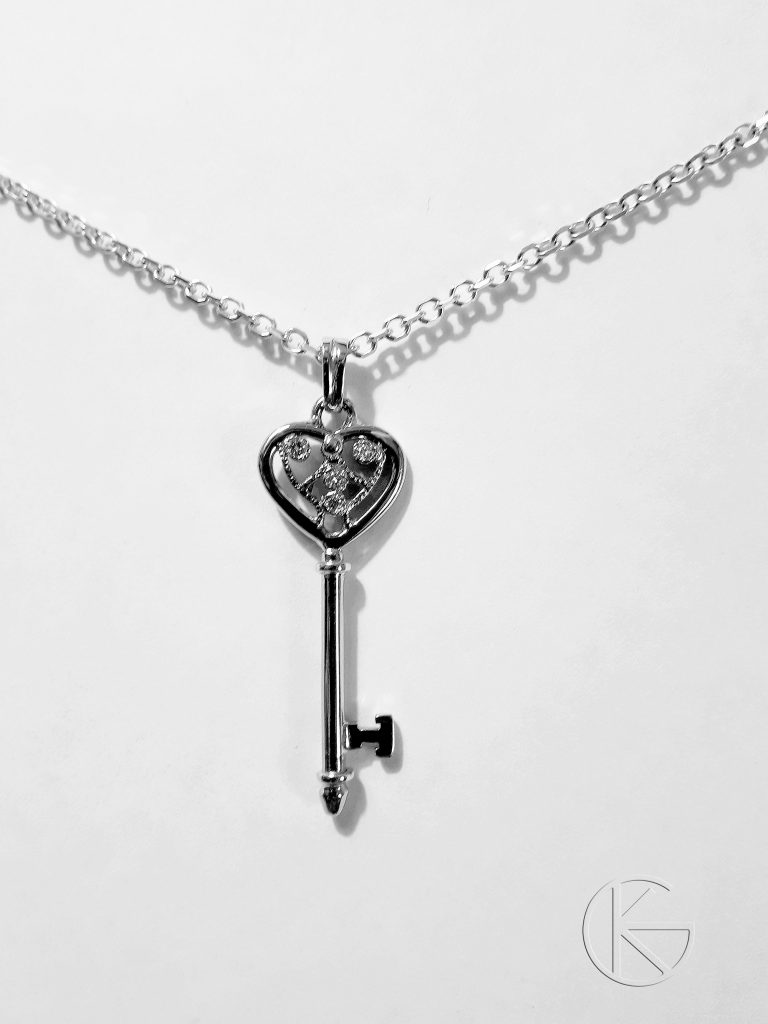 Valgest kullast võti briljantidega