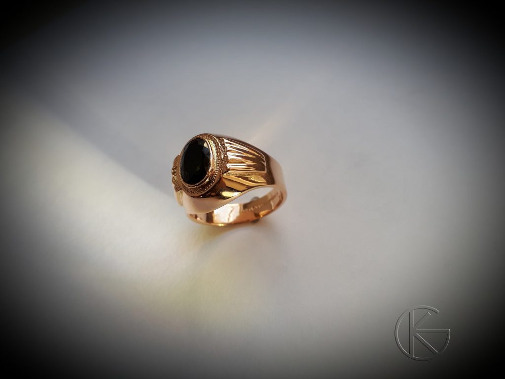 Kullast meeste klotser loodusliku turmaliiniga