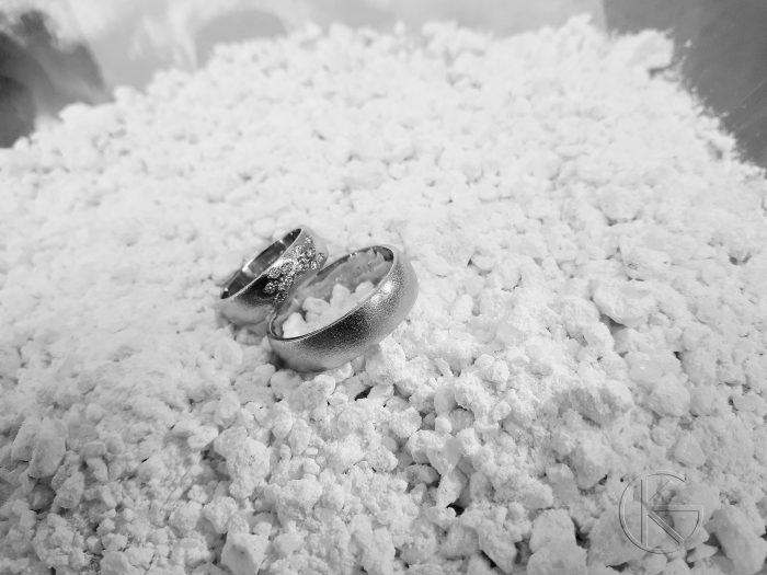 Valgest kullast sõrmused briljantidega