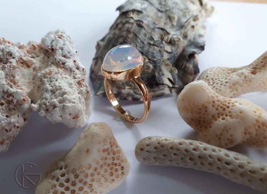 Kullast sõrmus loodusliku opaaliga