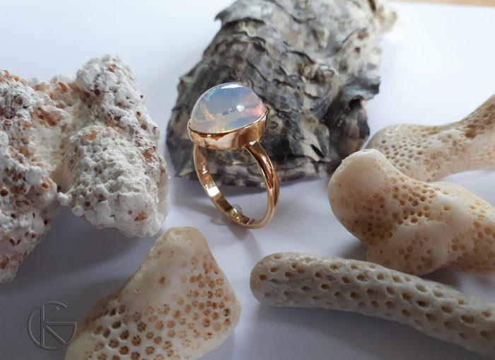 Kullast sõrmus loodusliku opaaliga