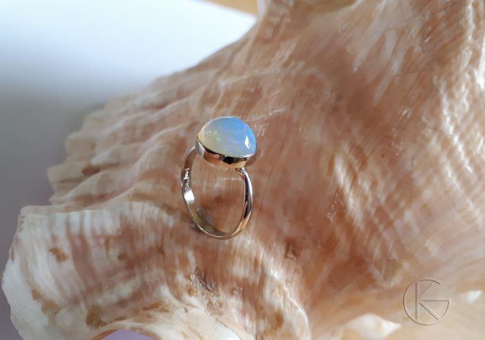 Valgest kullast sõrmus loodusliku opaaliga