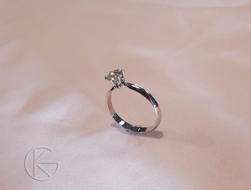 Valgest kullast kihlasõrmus briljandiga 0,6ct