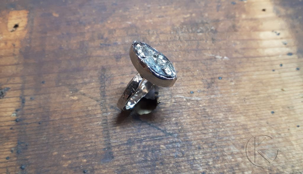 Valgest kullast sõrmus püriidiga