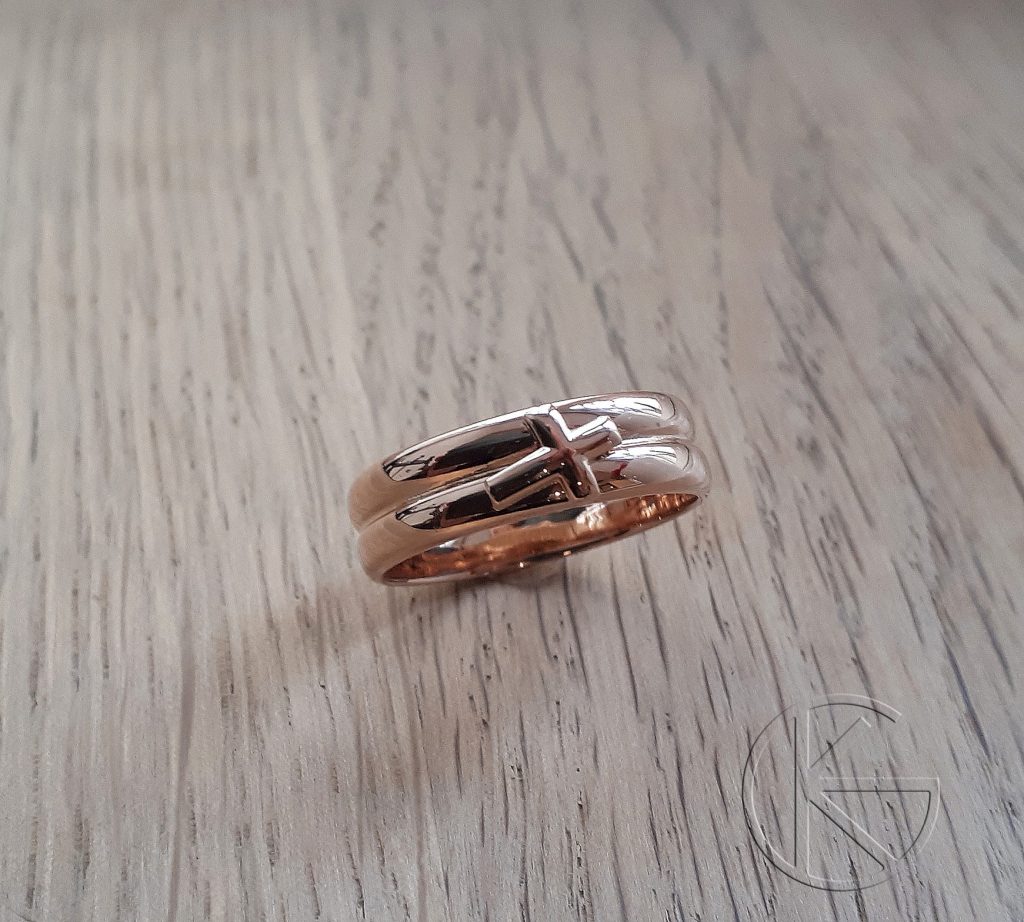 Kullast sõrmus ristiga