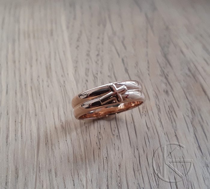 Kullast sõrmus ristiga