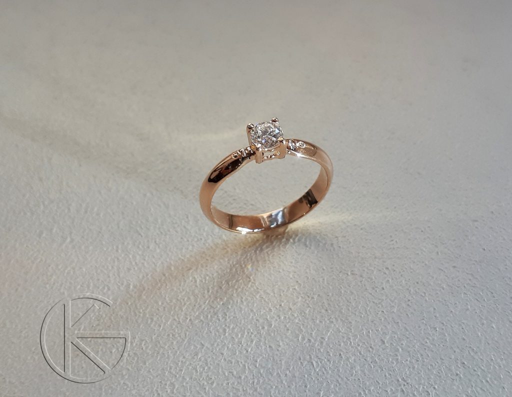 Kullast sõrmus briljandiga 0,36ct