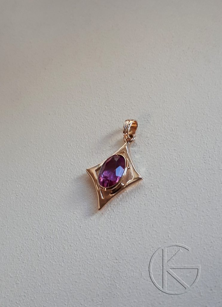 Kullast ripats sünteetilise turmaliiniga