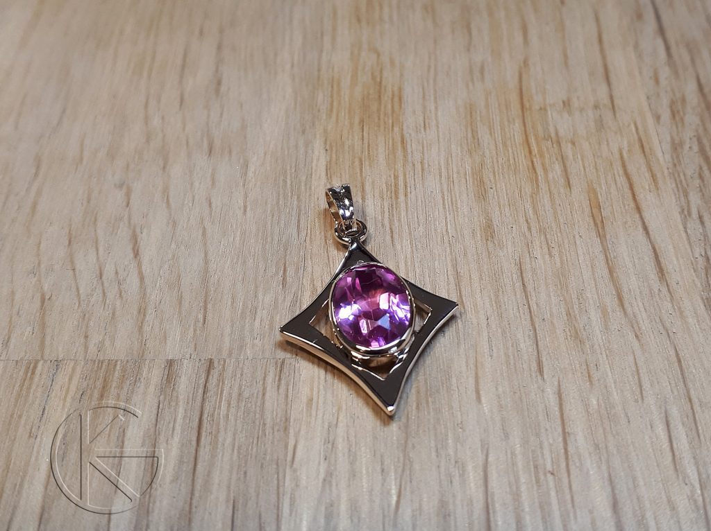 Kullast ripats sünteetilise turmaliiniga