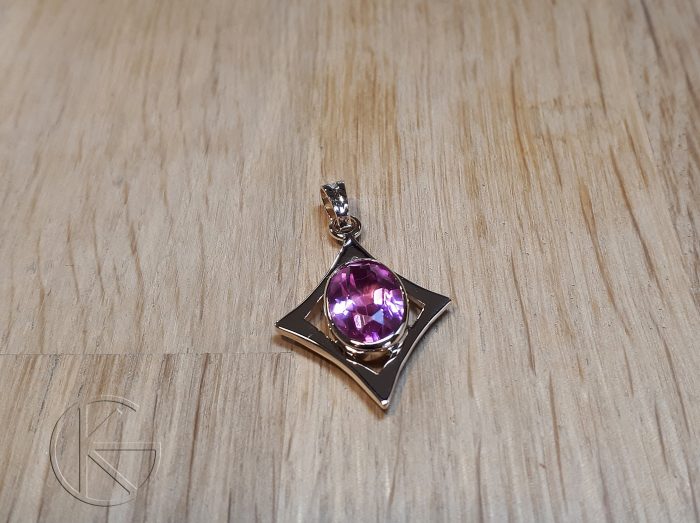 Kullast ripats sünteetilise turmaliiniga