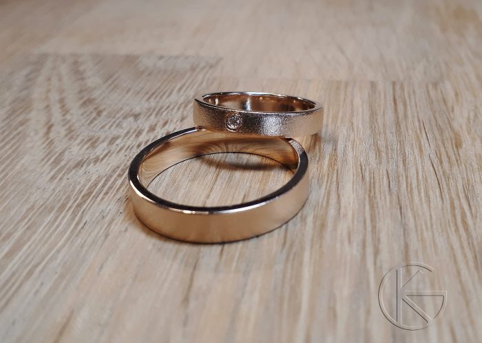 Kullast abielusõrmused briljandiga