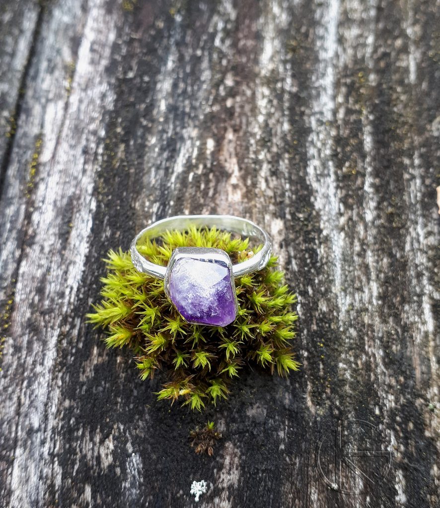 Hõbedast sõrmus loodusliku ametüstiga