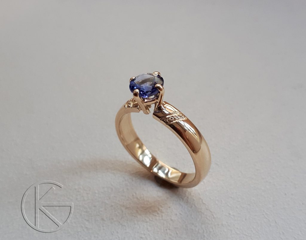 Kullast sõrmus loodusliku tansaniidiga