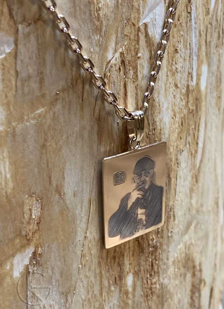 Kullast ripats portreega