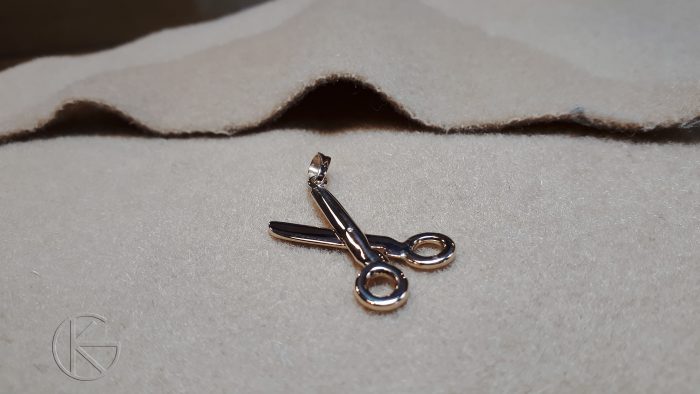 Kullast ripats - käärid