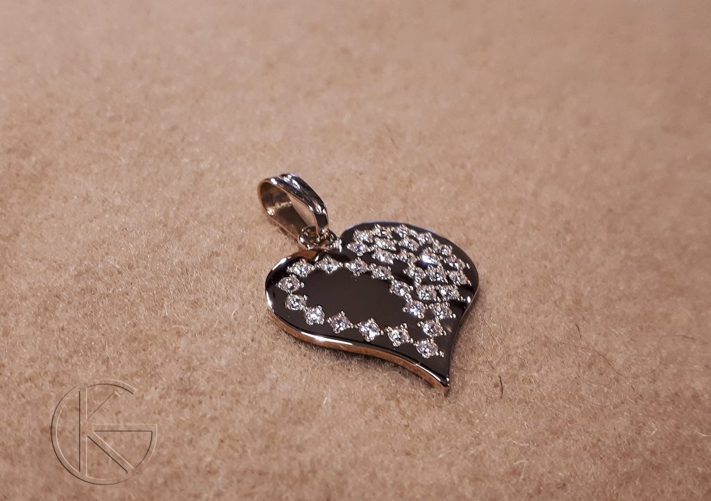 Kullast süda tsirkoonidega