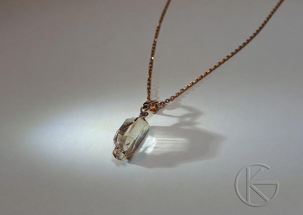 Kullast ripats mäekristalliga