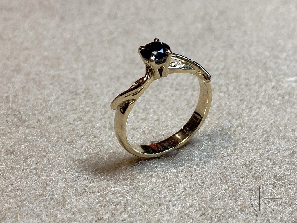 Kullast sõrmus sinise briljandiga 0,52ct