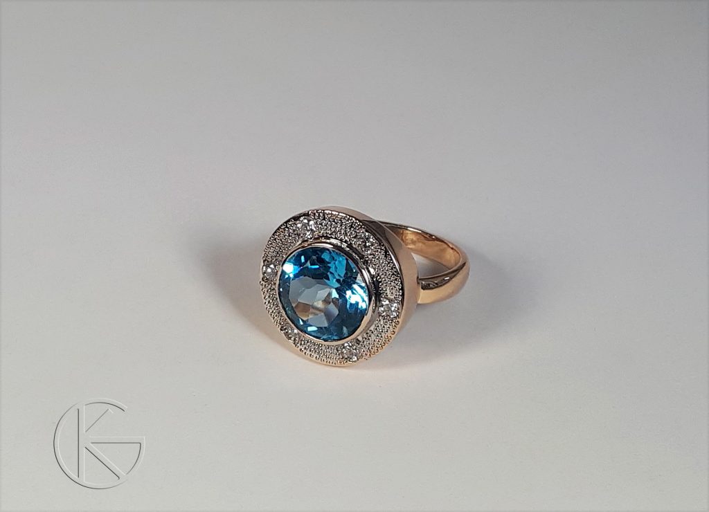 Kullast sõrmus briljantide ja topaasiga