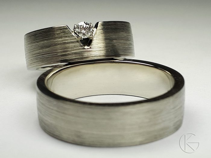 Valgest kullast sõrmused briljandiga