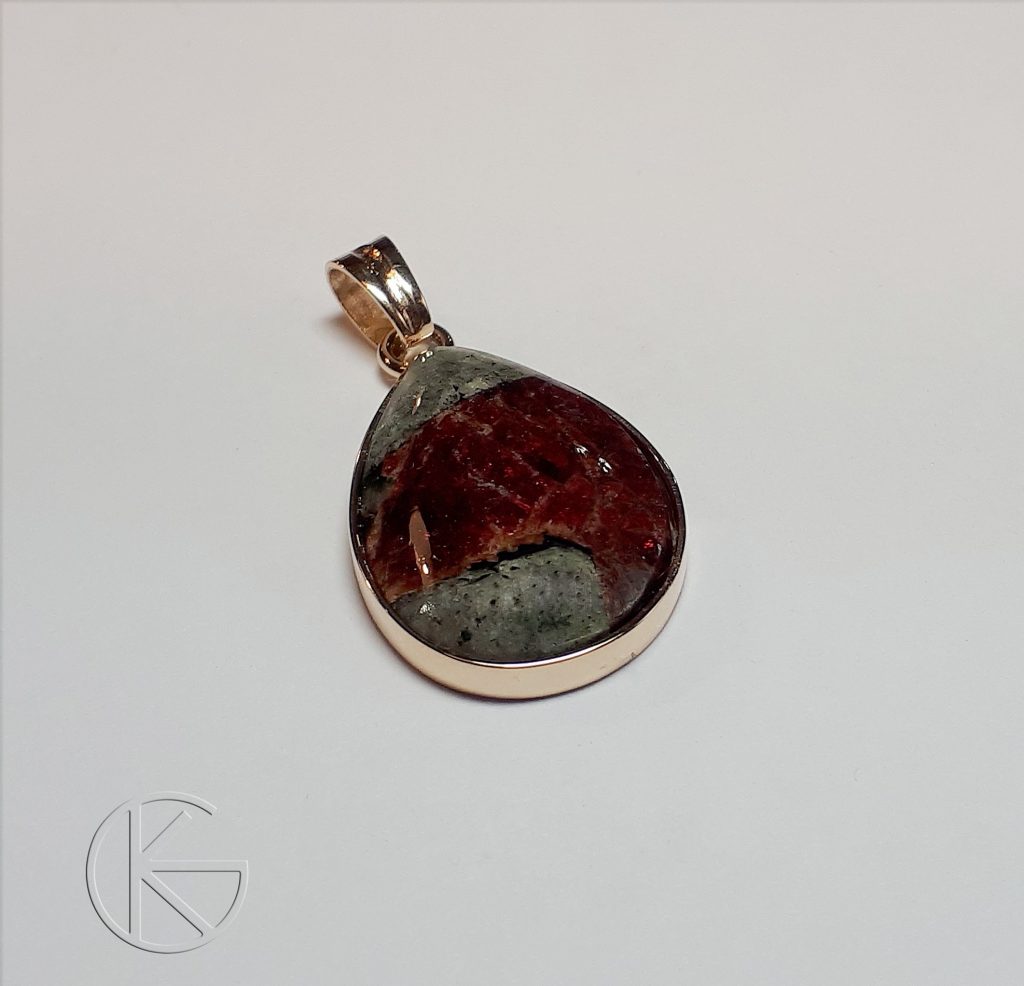 Kullast ripats eudialiidiga