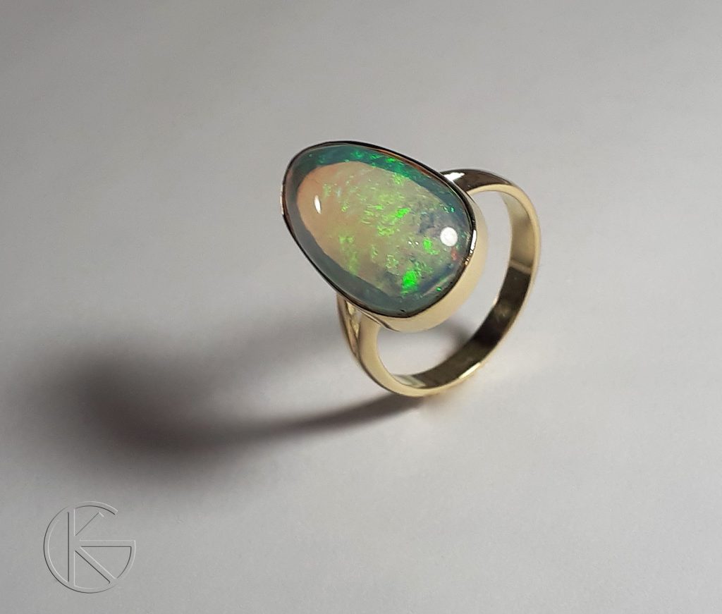 Kullast sõrmus opaaliga