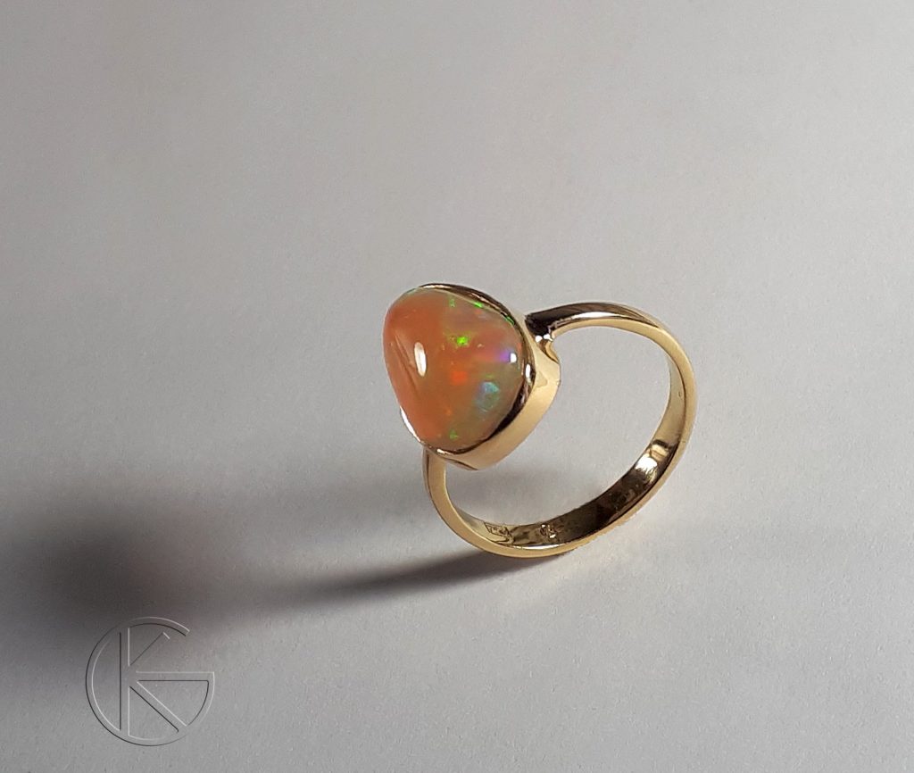 Kullast sõrmus opaaliga