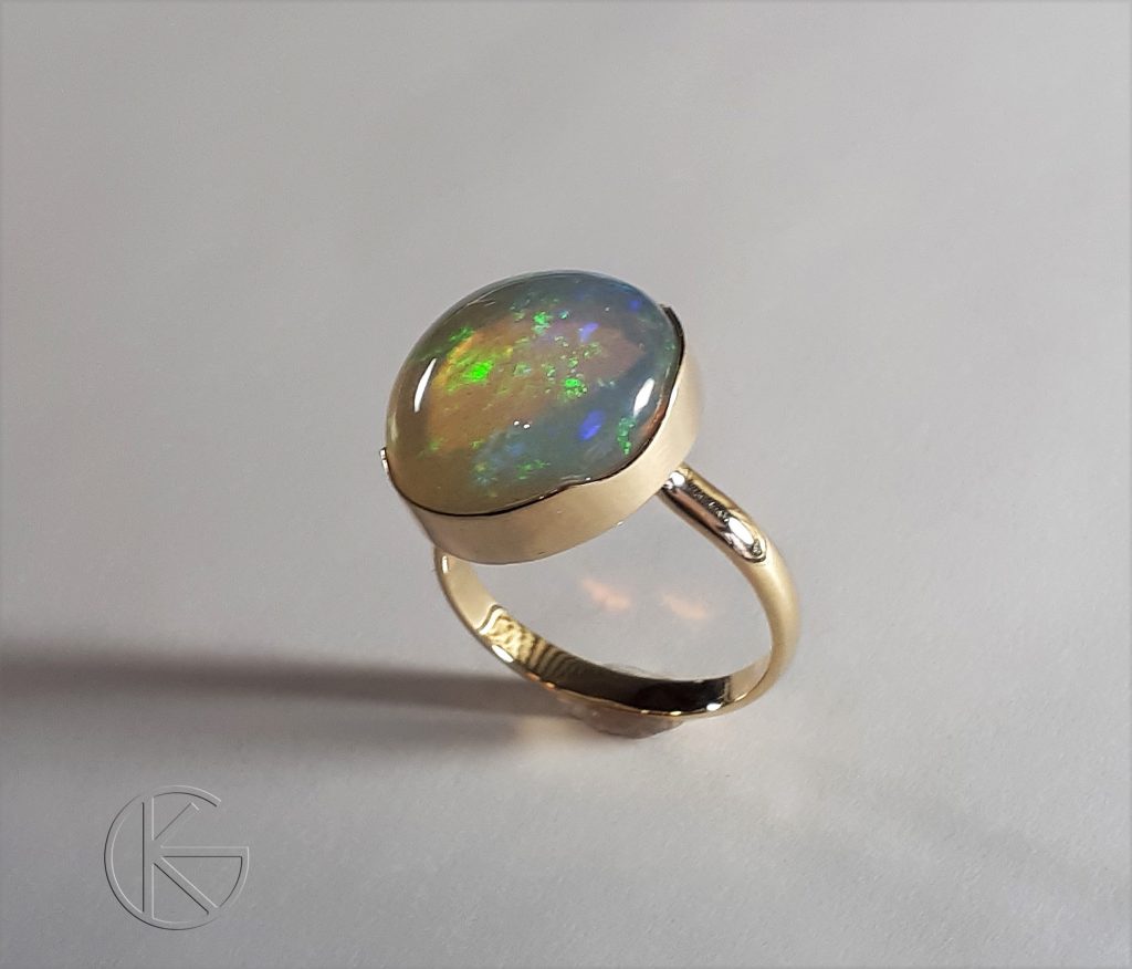 Kullast sõrmus opaaliga