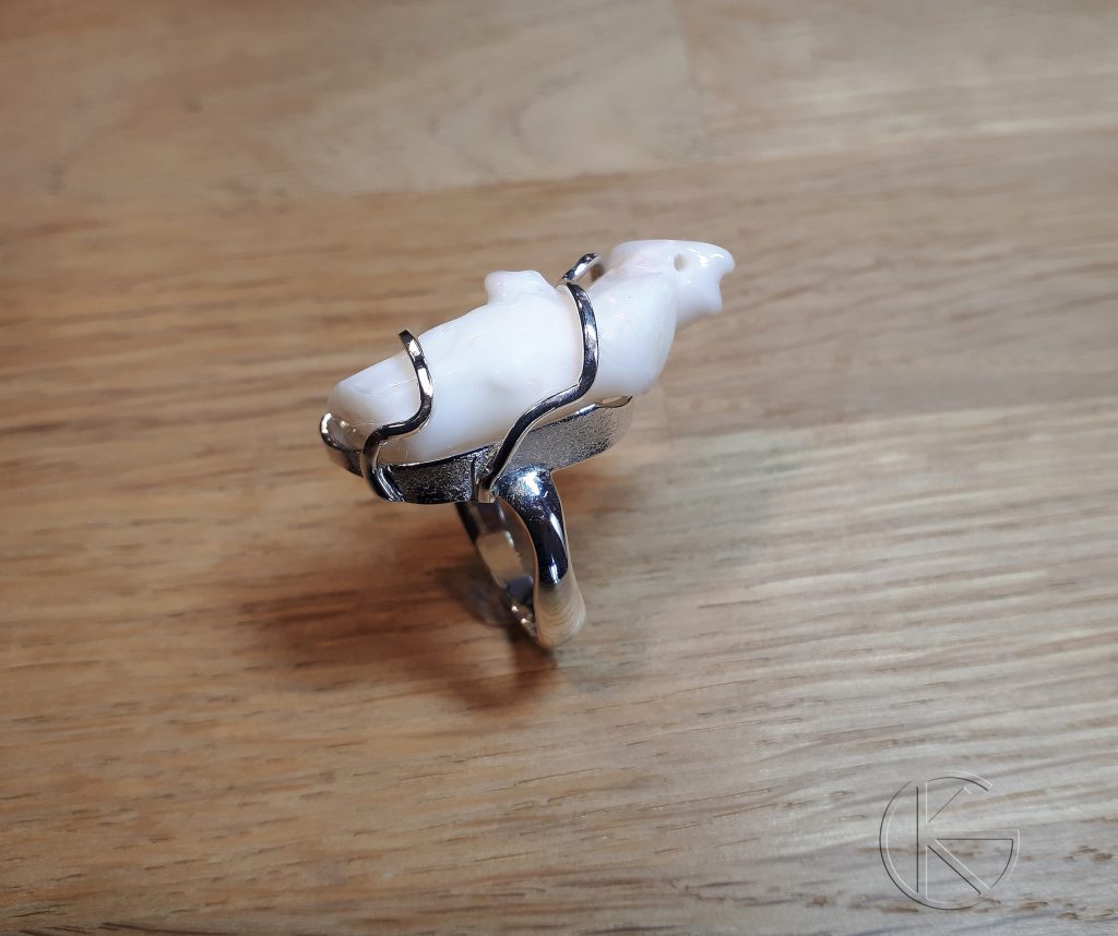 Hõbesõrmus valge koralliga