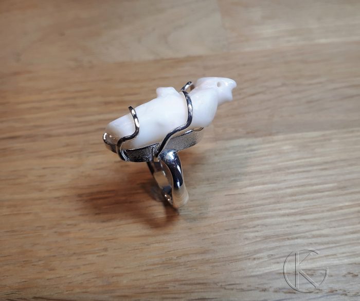 Hõbesõrmus valge koralliga