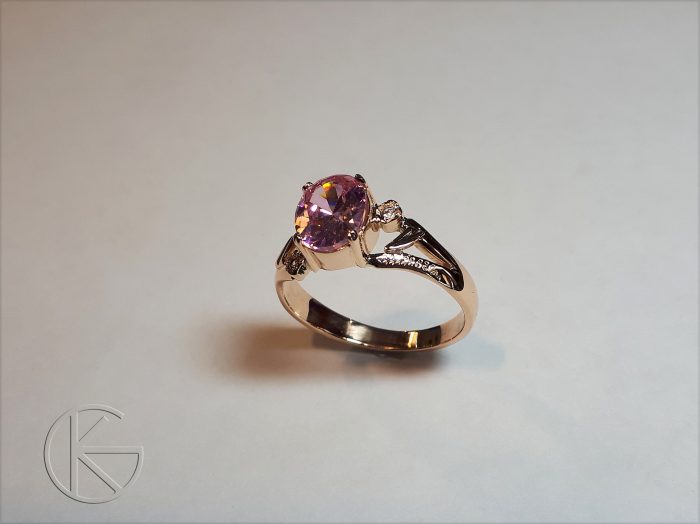 Kullast sõrmus tsirkooniga