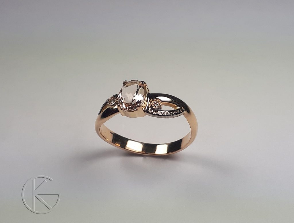 Kullast sõrmus morganiidiga