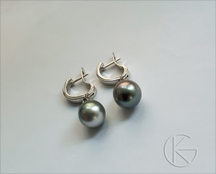 Valgest kullast naturaalsete pärlitega kõrvarõngad