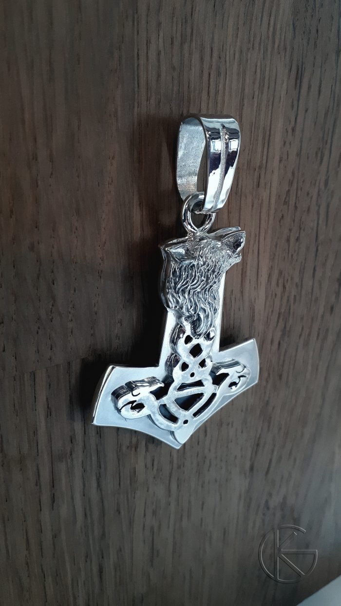 Hõbedast ripats Thori vasar