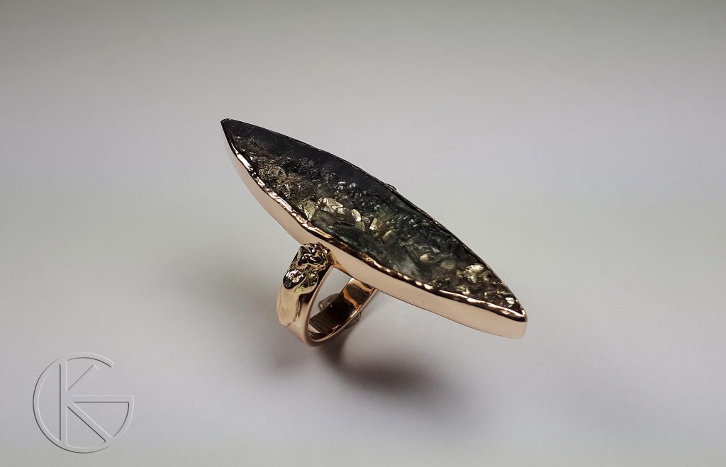 Kullast sõrmus püriidiga