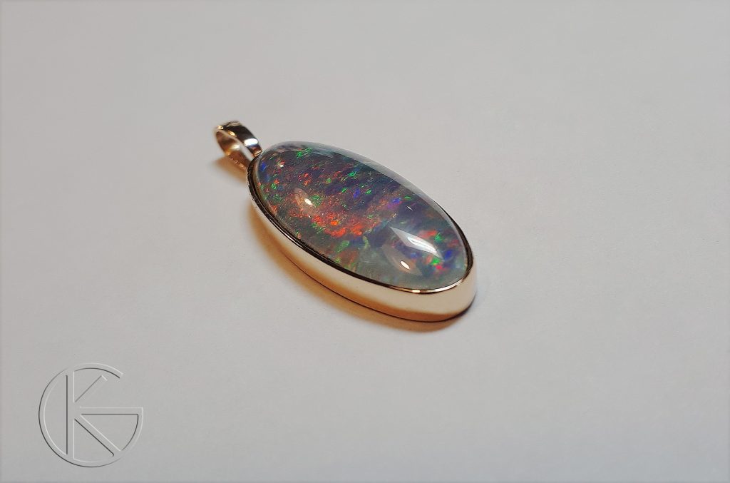 Kullast ripats opaaliga