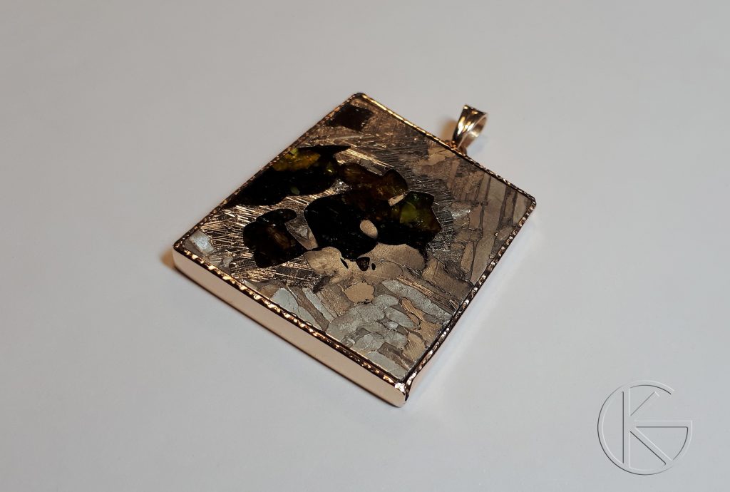 Kullast ripats meteoriidiga