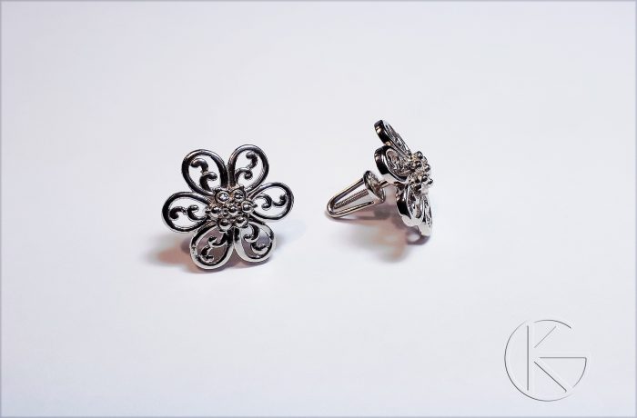 Valgest kullast kõrvarõngad