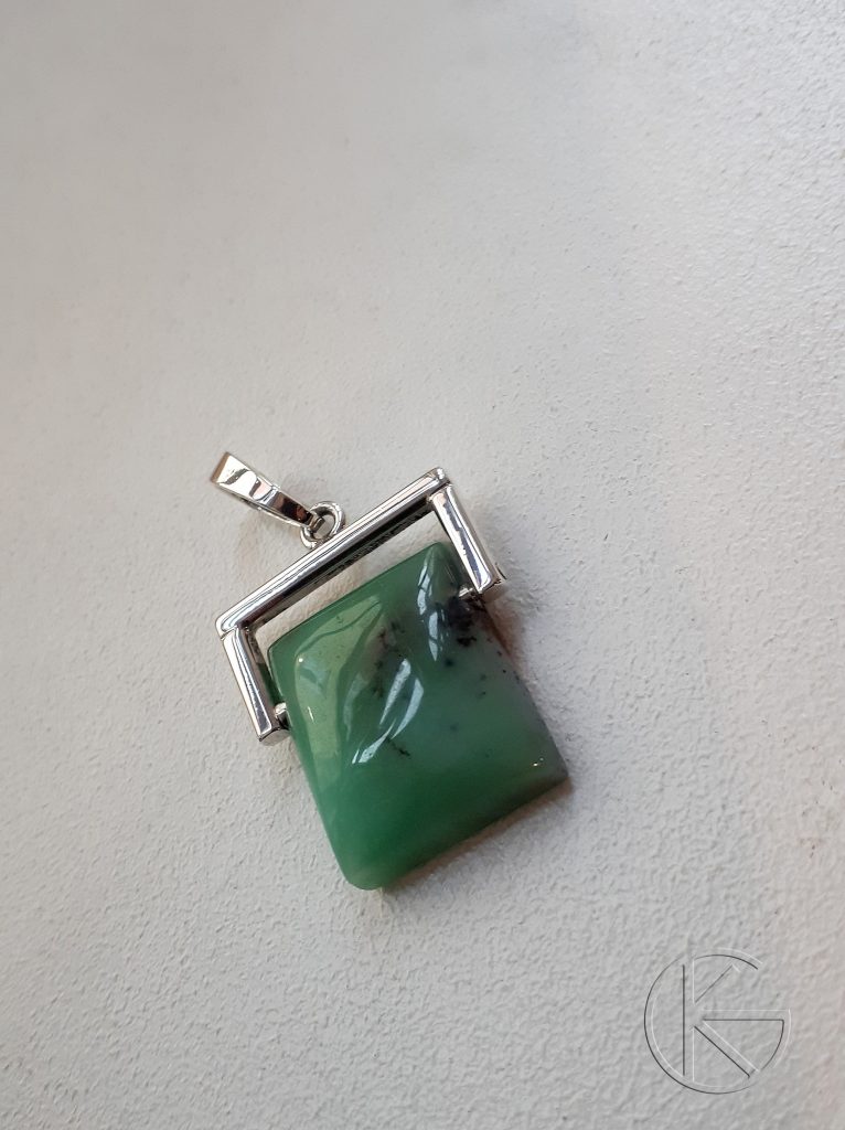 Hõbedast ripats jadeiidiga