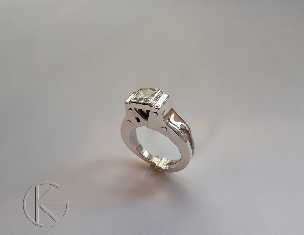 Hõbedast sõrmus tsirkooniga