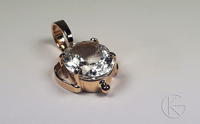 Kullast ripats loodusliku akvamariiniga