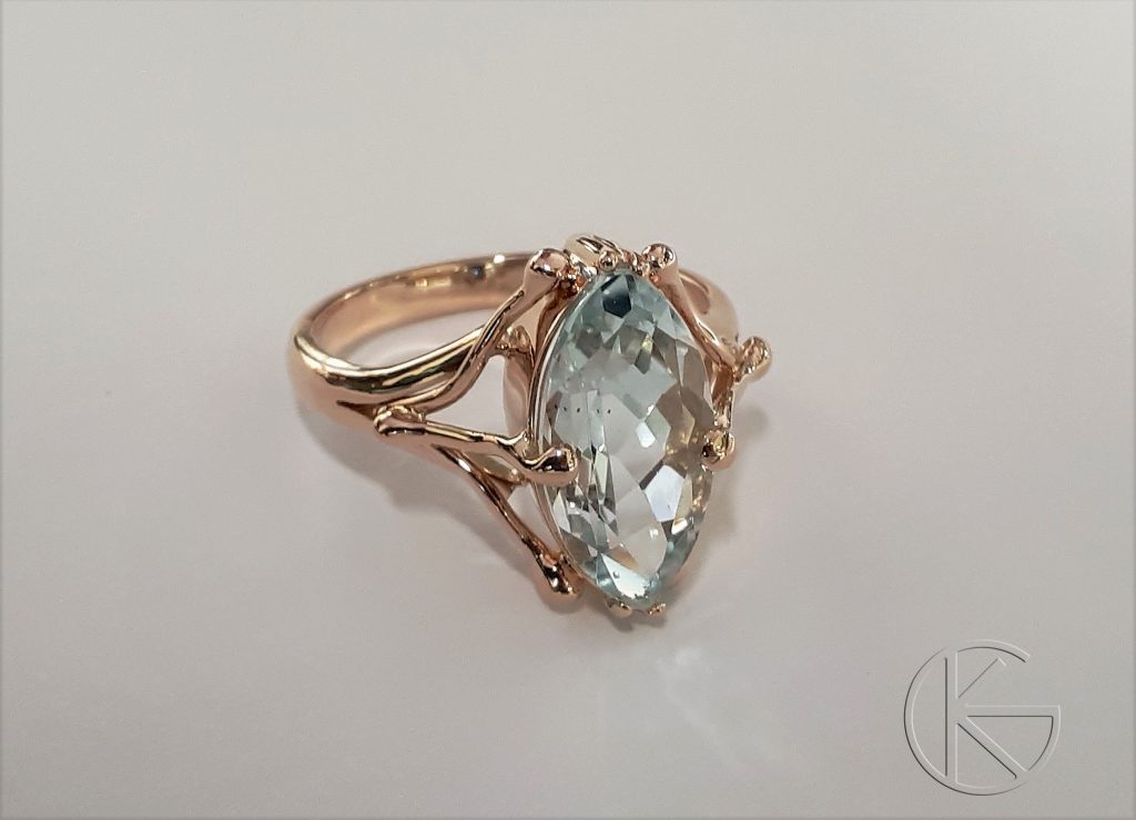 Kullast sõrmus loodusliku topaasiga