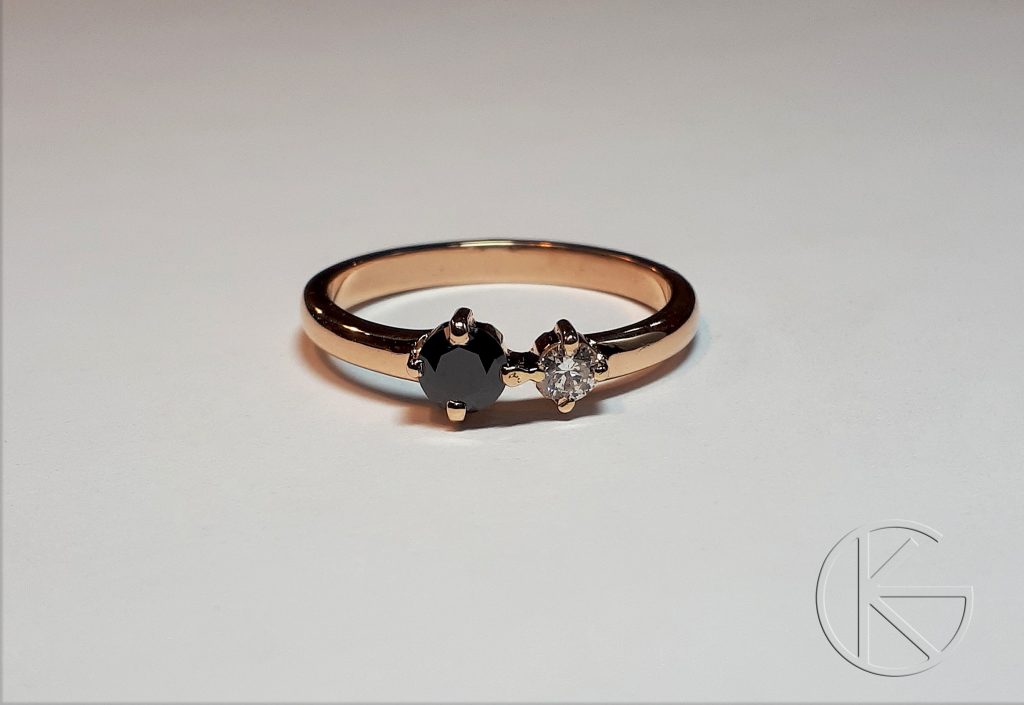 Kullast sõrmus musta ja valge briljandiga