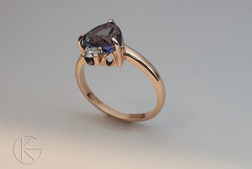 Kuldsõrmus fianiidi ja briljandiga