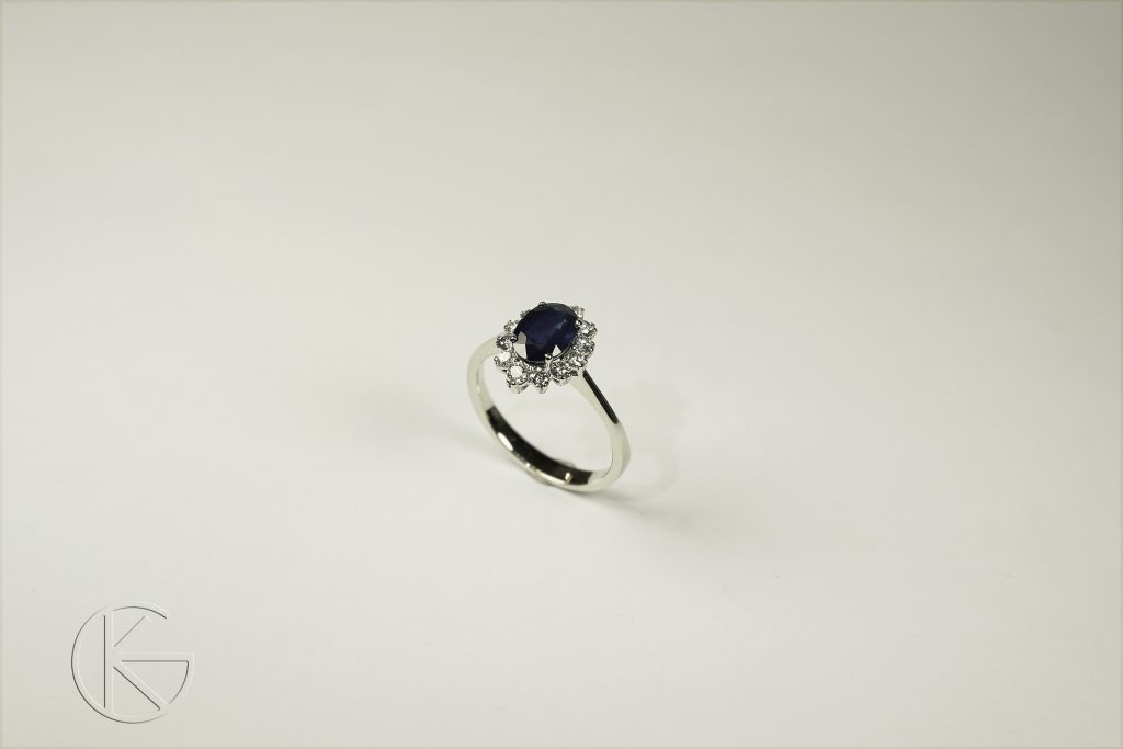 Valgest kullast sõrmus 1,3 ct safiiri ja 0,35 ct briljantidega