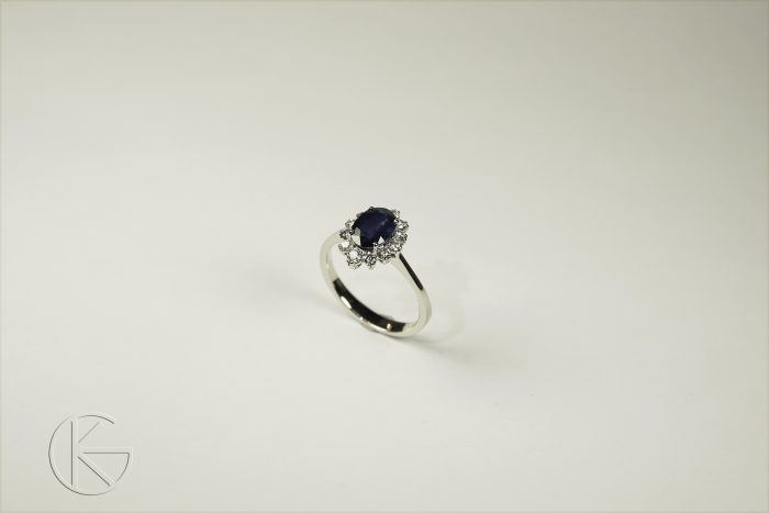 Valgest kullast sõrmus 1,3 ct safiiri ja 0,35 ct briljantidega