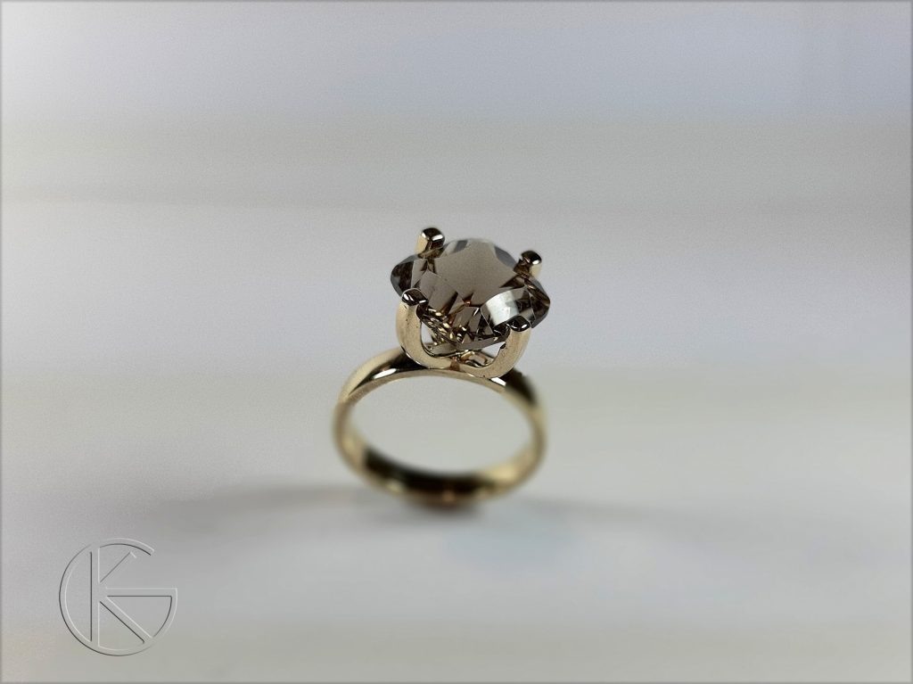 Kullast sõrmus suitsukvartsiga