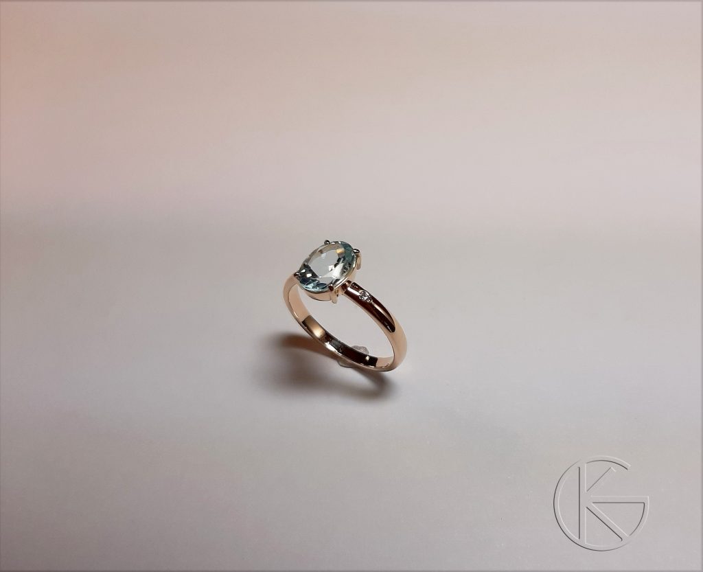 Kullast sõrmus loodusliku akvamariini ja tsirkoonidega